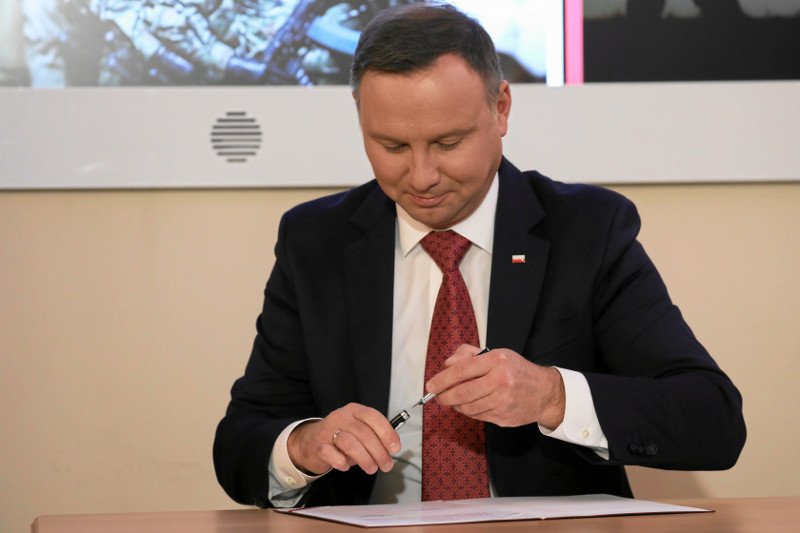 Prezydent Andrzej Duda podpisał w piątek ustawę "Mama 4 Plus".