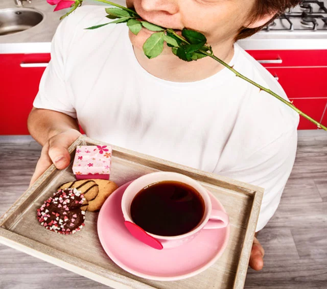 Okazywanie uczucia poprzez prezenty jest uznaną w naszej strefie kulturowej formą zachowań. Wykorzystujmy więc każdą okazję.•Fot. Shutterstock.com