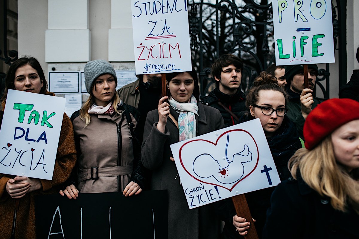 Warszawa, biały protest "Studenci są za życiem", odpowiedź na Czarny Piątek.