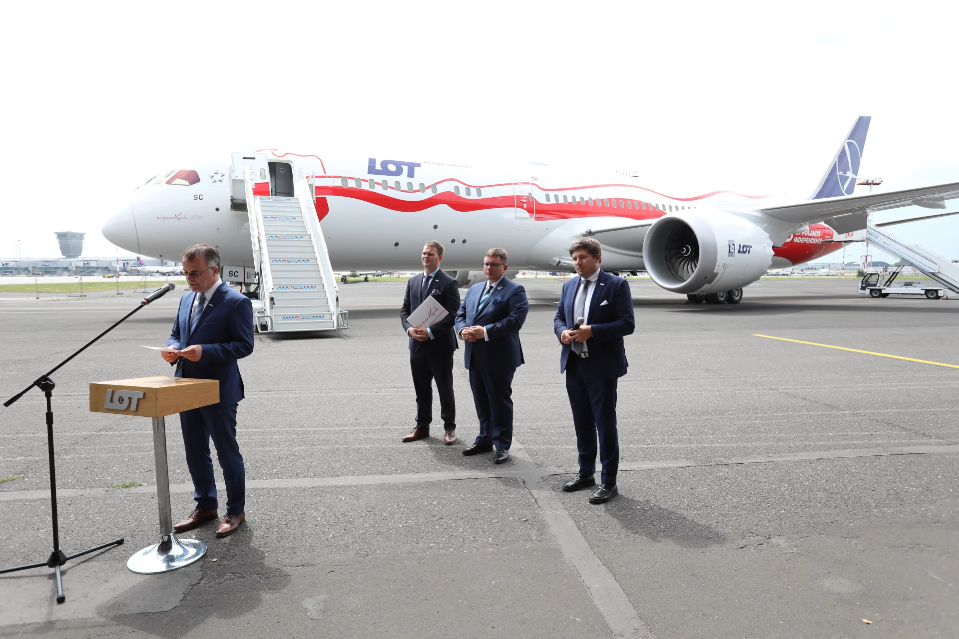 Jarosław Sellin przemawia podczas prezentacji pierwszego samolotu Boening g 787 - 8 Dreamliner w biało-czerwonym malowaniu na stulecie niepodległości Polski.