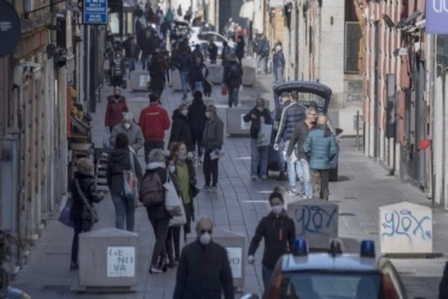 Mieszkańcy Neapolu tłumnie wychodzą na ulice mimo koronawirusa