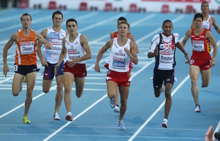 Finiszowe metry biegu na 800 metrów podczas Mistrzostw Europy w Barcelonie