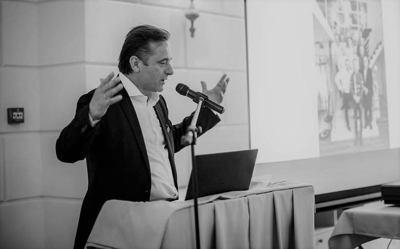 Jarosław Gasik, znany restaurator z Wrześni, zmarł 11 grudnia. Według nieoficjalnych doniesień miał popełnić samobójstwo. Czy z powodu lockodownu?