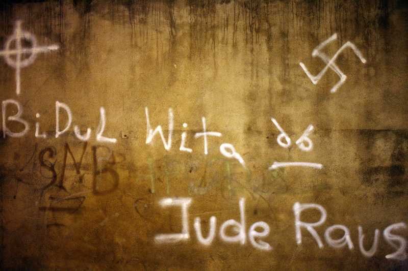 W Białymstoku wzywające do nienawiści napisy pojawiają się od lat (zdjęcie z 2011 roku), ale dopiero od niedawna ze zjawiskiem zaczęto walczyć.