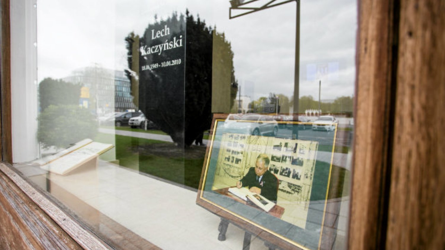 Popiersie Lecha Kaczyńskiego w Dowództwie Garnizonu Warszawa.