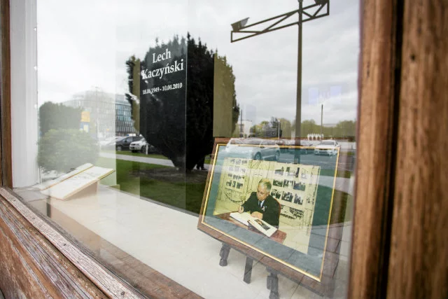 Popiersie Lecha Kaczyńskiego w Dowództwie Garnizonu Warszawa.