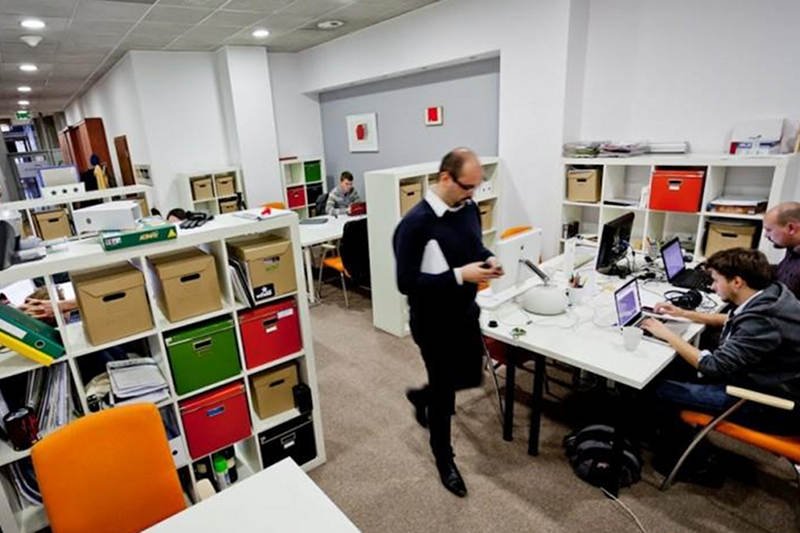 Pracujesz w domu? Wynajmij sobie biurko na mieście. "Coworking pozwala zaoszczędzić"