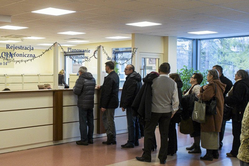 Kolejki do świadczeń zdrowotnych są coraz dłuższe.