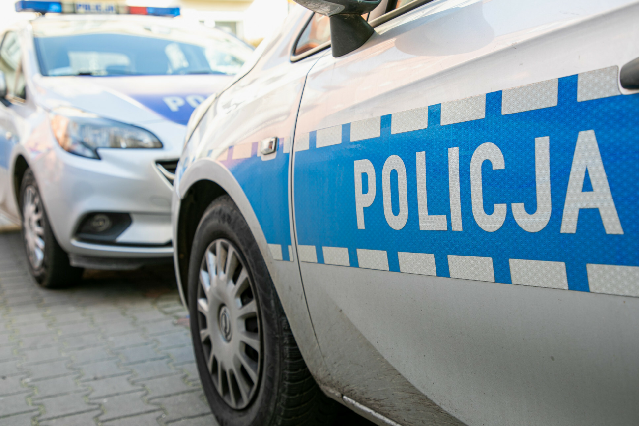 Demolka w warszawskim centrum handlowym. Pomyliła gaz z hamulcem i wjechała w dwa Porsche oraz Teslę.