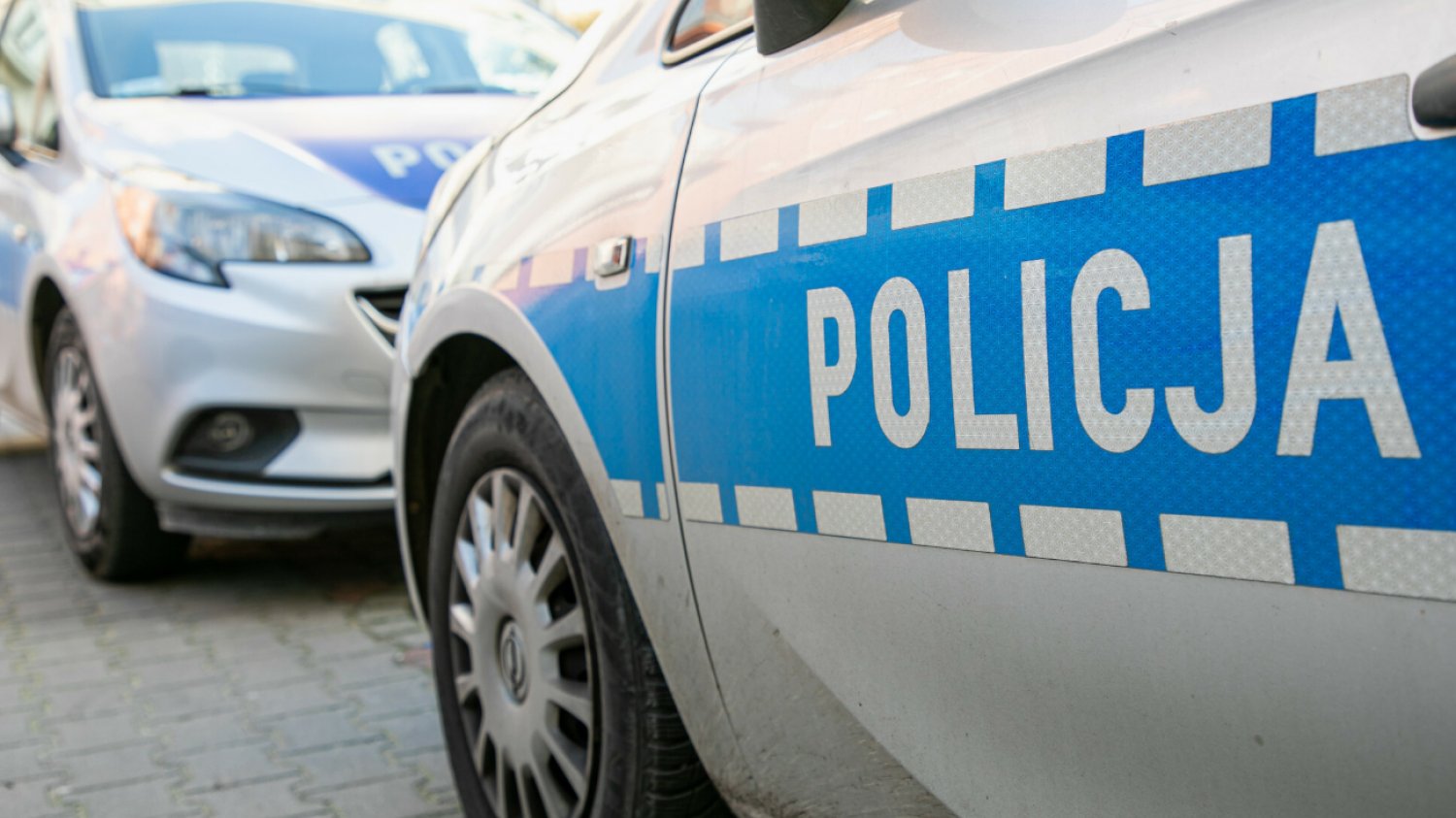 Demolka w warszawskim centrum handlowym. Pomyliła gaz z hamulcem i wjechała w dwa Porsche oraz Teslę.