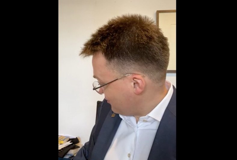 Hołownia nie mógł rozpocząć porannego live'a. Jego córka mu przeszkodziła.