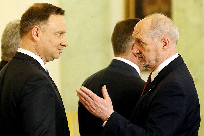 Czy prezydent Andrzej Duda dociska ministra obrony narodowej bardziej niż na to wyglądało?