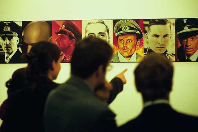 Wicenaczelny "GW" porównuje Polskę do III RP Weimarskiej. Na zdjęciu: wystawa "Naziści" Piotra Ukłański.