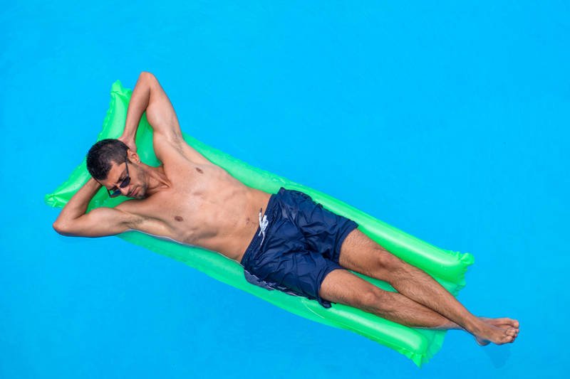 Czy temu facetowi czegoś brakuje? A może ma czegoś w nadmiarze?   Na przykład włosów.