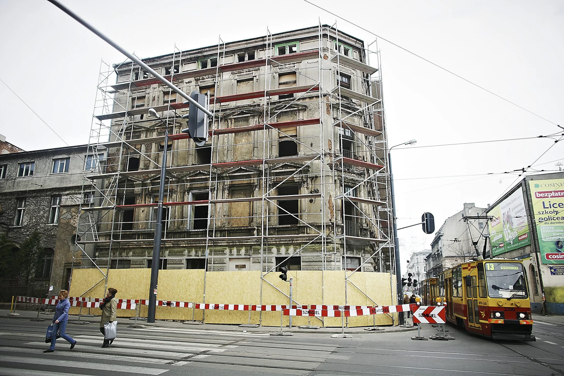 W Łodzi straszą obskurne kamienice. Miasto wyremontowało część z nich