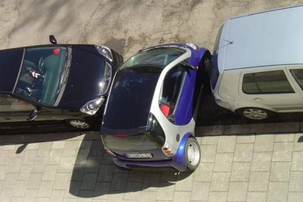 Zalety Smarta doceni każdy mieszkaniec dużego miasta, w którym ciężko o wolne miejsca parkingowe
