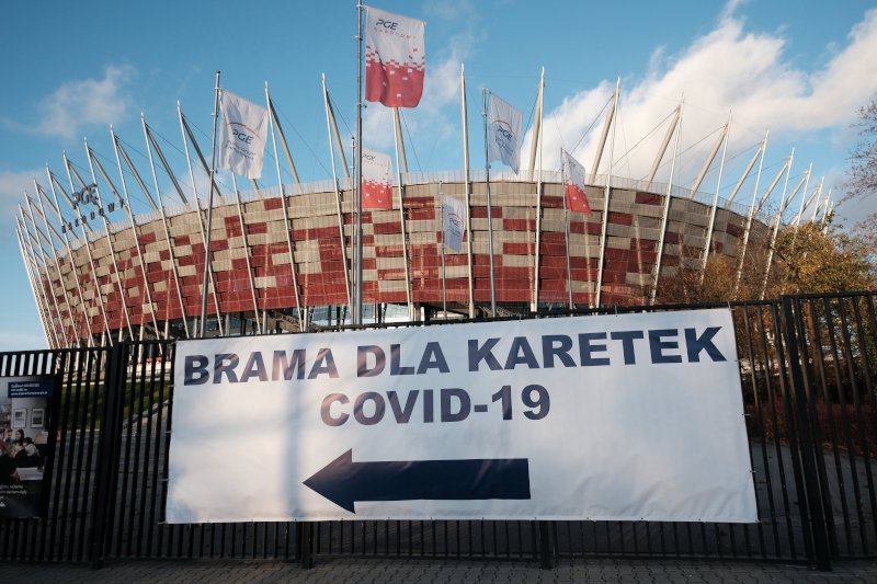 Tymczasowy szpital na Stadionie Narodowym jest już przepełniony.