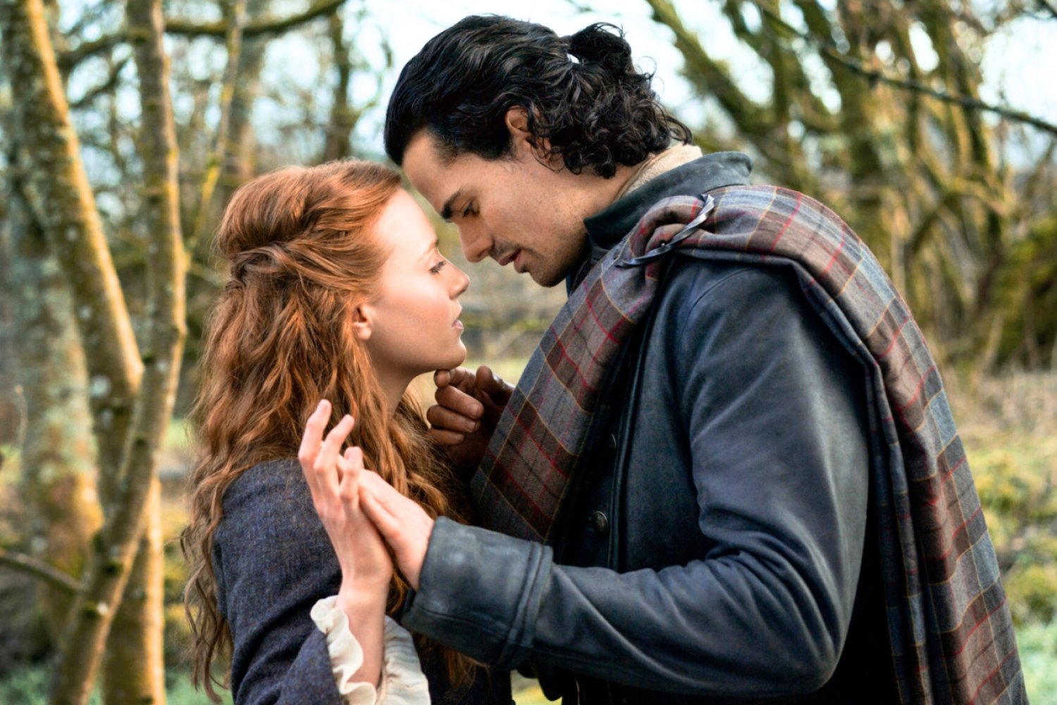 "Outlander: Krew z krwi". Czy warto oglądać prequel o rodzicach Claire Randall i Jamiego Frasera? Prequel "Outlandera" już podbija serca widzów. Oto czy warto go obejrzeć