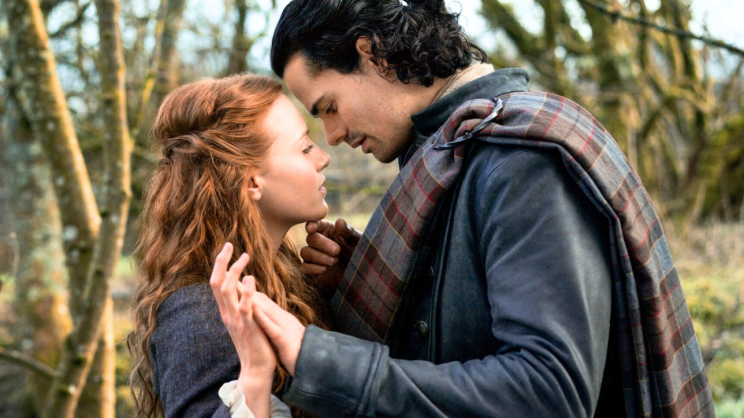 "Outlander: Krew z krwi". Czy warto oglądać prequel o rodzicach Claire Randall i Jamiego Frasera? Prequel "Outlandera" już podbija serca widzów. Oto czy warto go obejrzeć