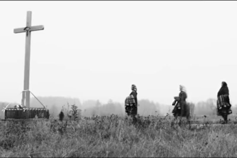 Tego kadru w wersji anglojęzycznej nie widać.