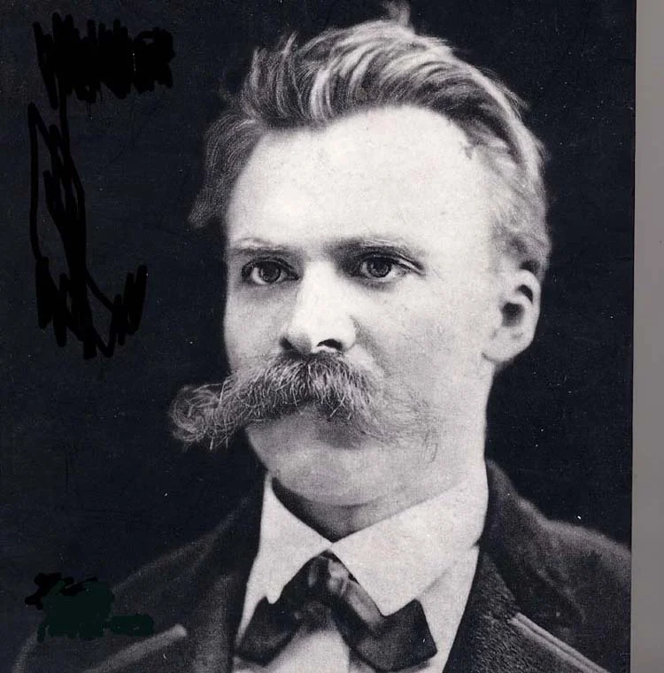 Wielkie wąsy Nietzsche nosił ku czci swoich sarmackich przodków. Pochodził z Nieckich, tak to sobie wymyślił, sarmatów, którzy wiedzieli co to życie pełną piersią, inne niż niemieccy przykuci do biurek skrybowie, dłubacze, autorzy tysiąca stron książki o
