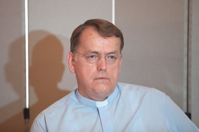 Ksiądz Dariusz oko porównał genderystów do marksistów i komunistów. Postawił znak równości i wyjaśnił, że wszystkim chodzi tylko o totalną władzę nad światem.