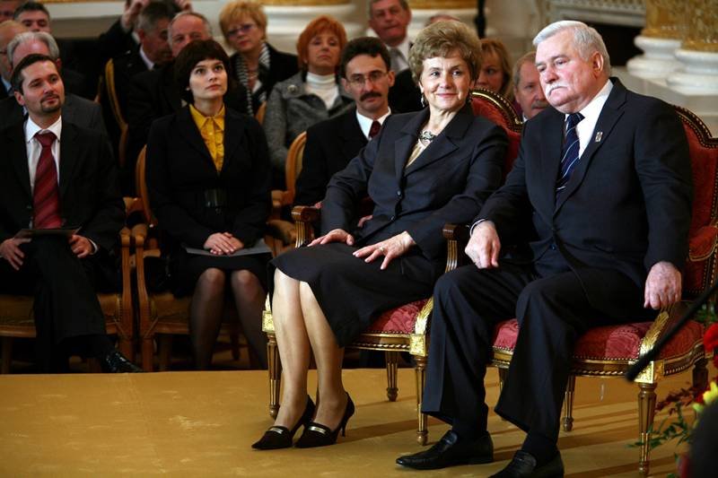 Danuta i Lech Wałęsowie w Pałacu Prezydenckim podczas uroczystości 25-lecia przyznania byłemu prezydentowi pokojowej Nagrody Nobla
