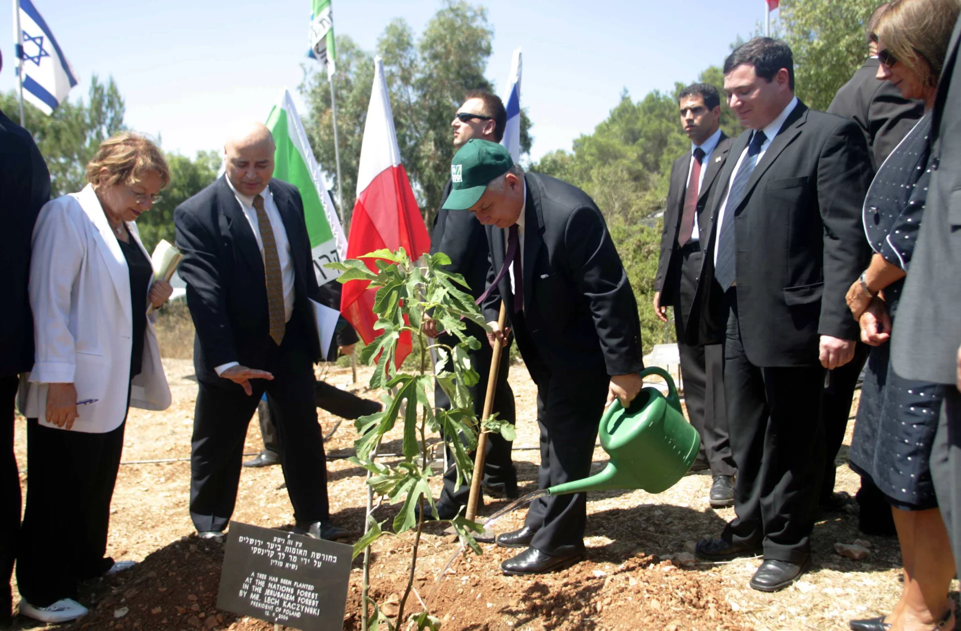 Zdjęcie z 2006 r. z Yad Vashem; prezydent Lech Kaczyński sadzi polskie drzewko na Górze Herzla.