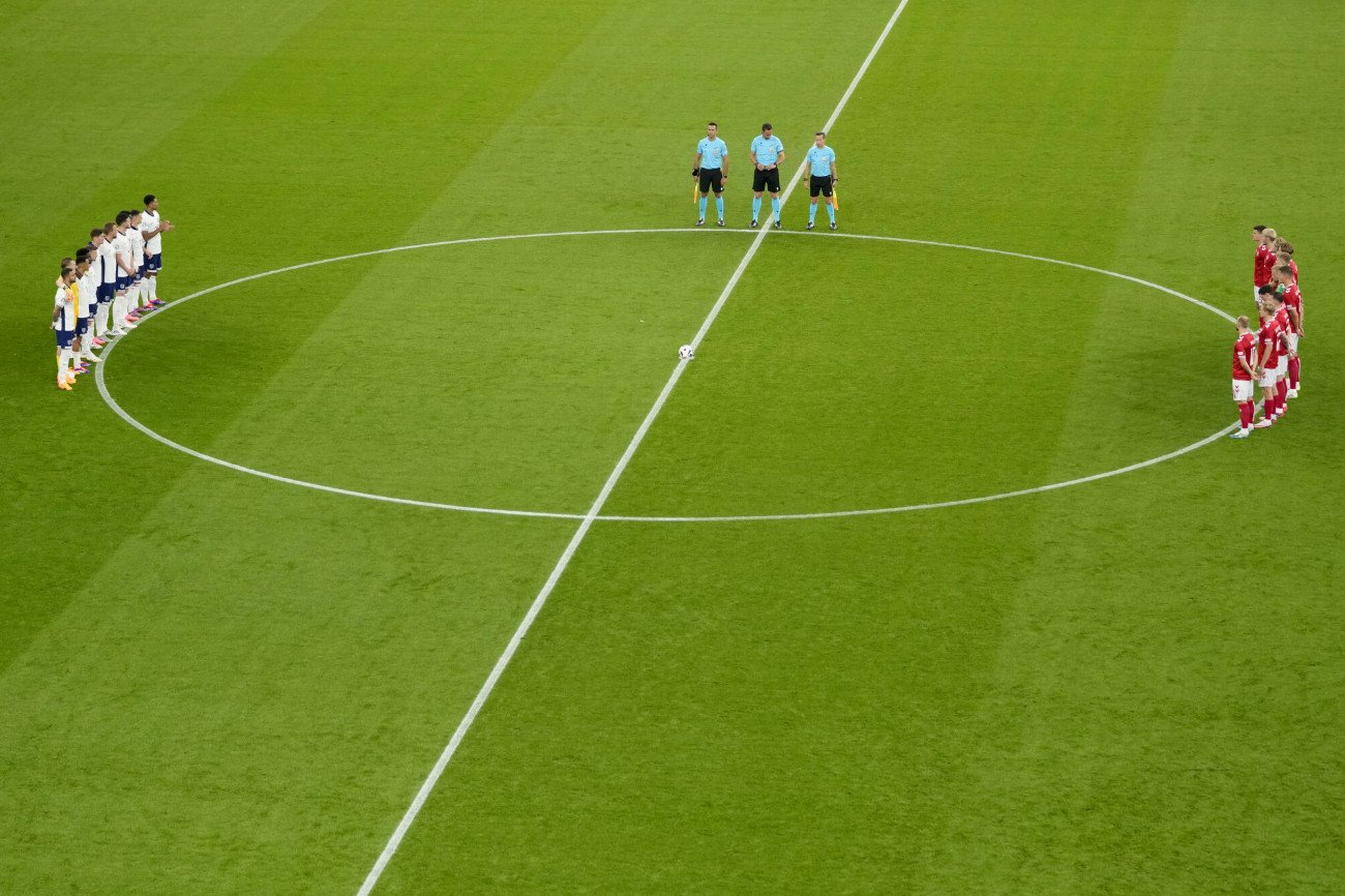 Poruszający moment przed meczem Dania-Anglia. Uczcili pamięć niemieckiego działacza Gerhard Aigner nie żyje. Minuta ciszy w meczu Dania-Anglia