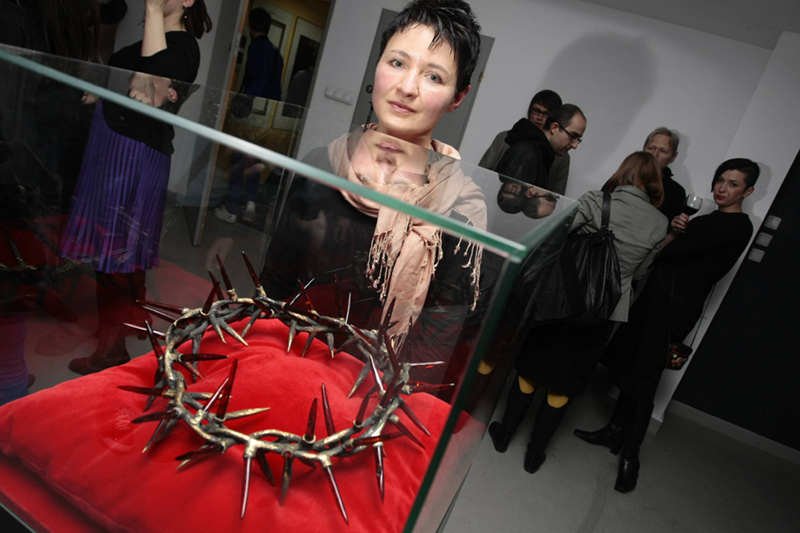 Galeria Piekary w Poznaniu, otwarcie wystawy Doroty Nieznalskiej "Królestwo". Na zdjęciu artystka