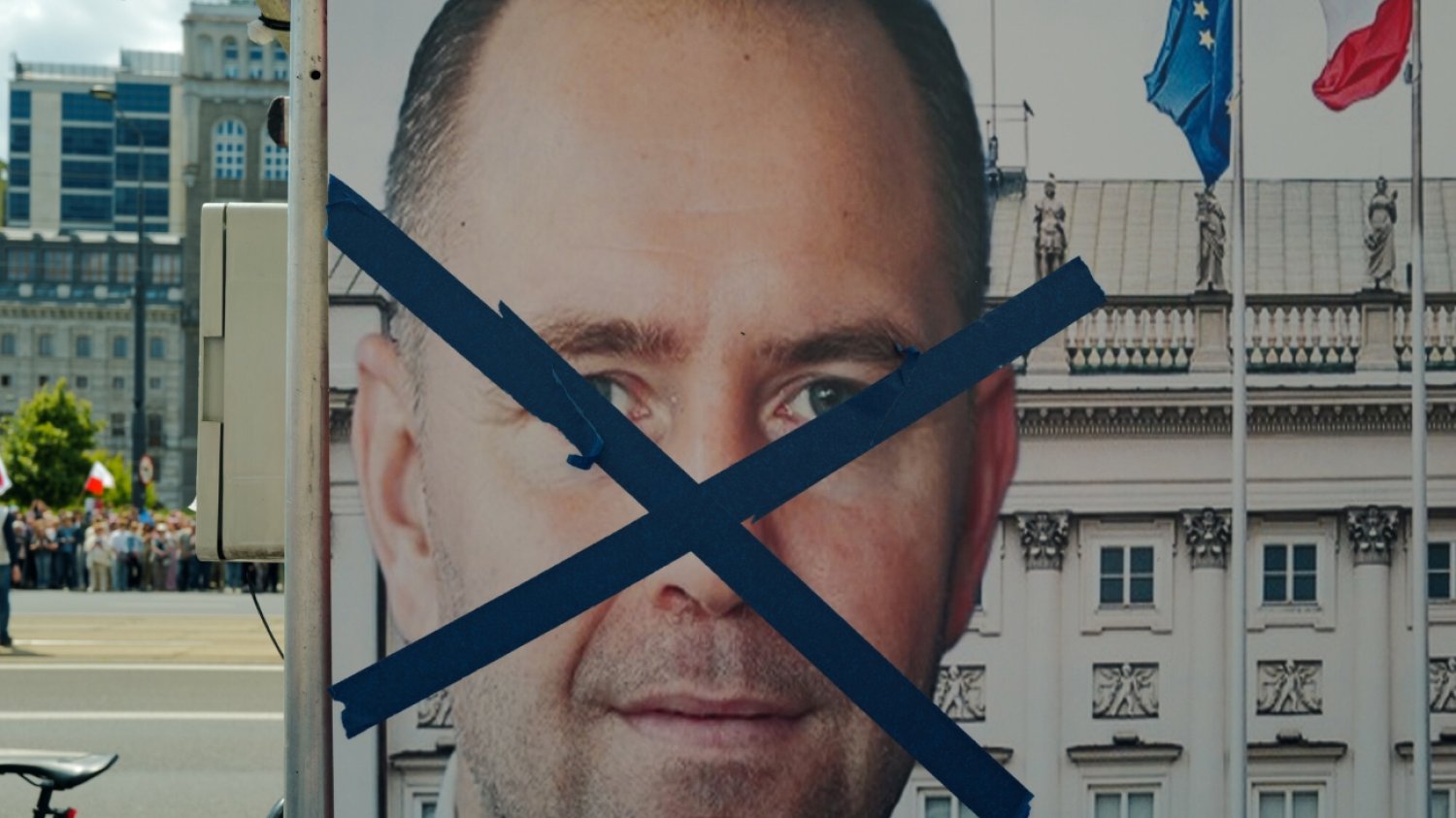 Frekwencja wybierze nam prezydenta – taki prawdopodobny scenariusz kreśli Anna Trząsalska z Opinia24. Sondaże pokazują, że kandydaci mają niemal identyczne poparcie. Im więcej osób zagłosuje, tym lepiej dla Trzaskowskiego. Transparent z wizerunkiem kandydata PiS Karola Nawrockiego.