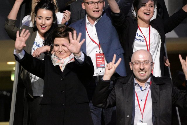 Rzecznik rządu Cezary Tomczyk twierdzi, że pracownicy PiS grozili pracownikom TVP zwolnieniami