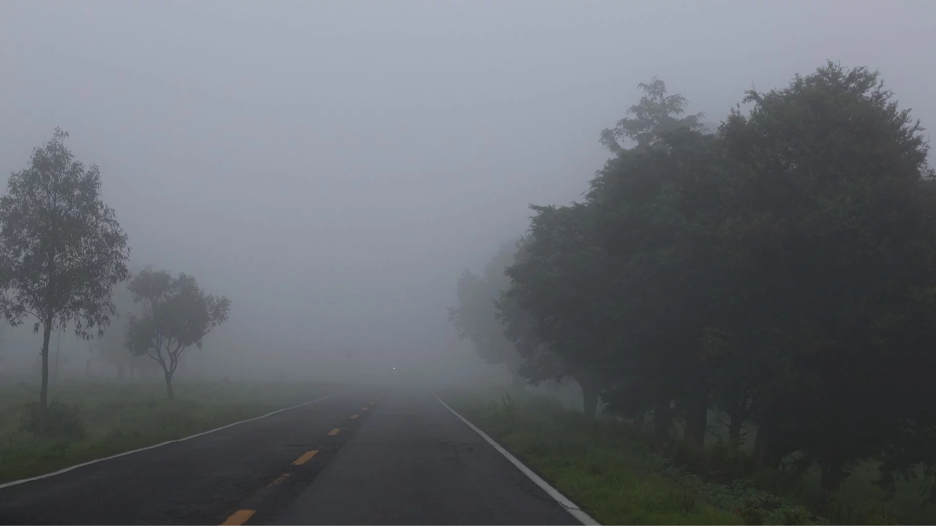 Prognoza pogody na 1 grudnia z ostrzeżeniami. Przejaśnienia tylko w dwóch miejscach