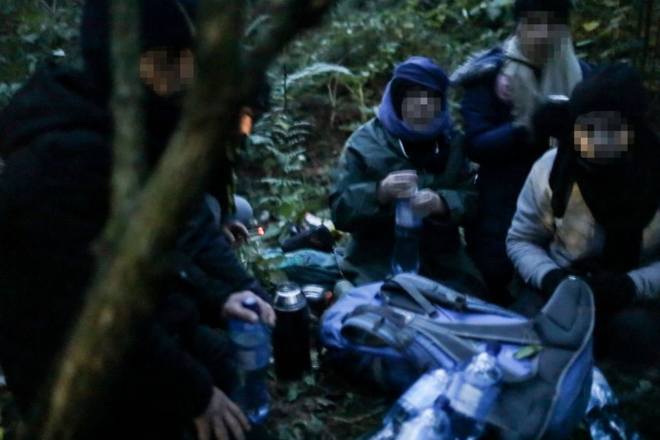 70 osób - w tym dzieci - w pułapce przy granicy.