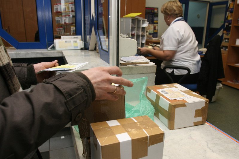 Mieszkanka Bydgoszczy na Facebooku opisała, jak służby celno-skarbowe zrewidowały jej paczkę z ciastkami od babci.