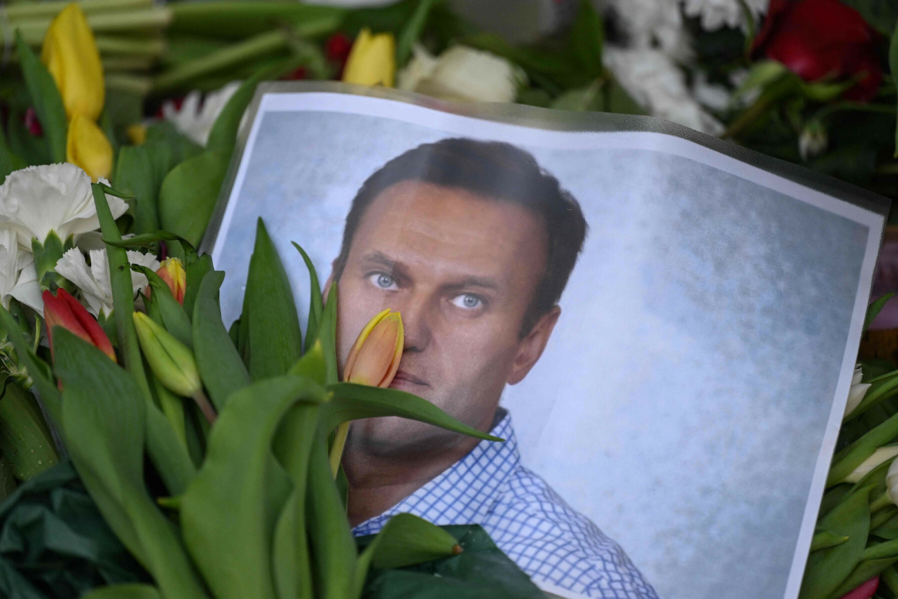 Brytyjskie media o przyczynie śmierci Nawalnego. "Silne uderzenie pięścią w klatkę piersiową".