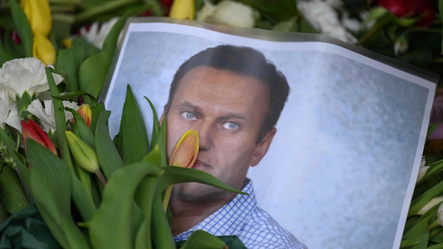 Brytyjskie media o przyczynie śmierci Nawalnego. "Silne uderzenie pięścią w klatkę piersiową".