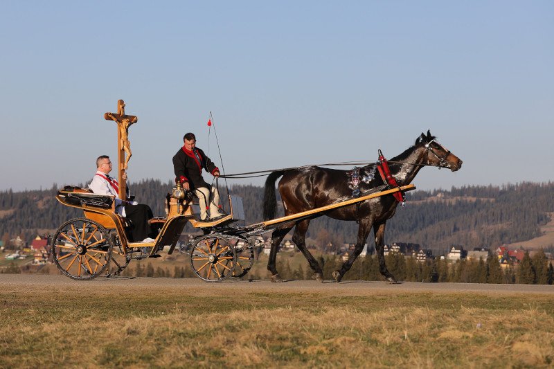 Księża misjonarze z Zakopanego przygotowali też nietypową adorację krzyża w Wielki Piątek.