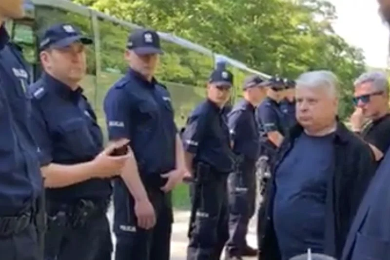 Policja nie wpuściła Bogdana Borusewicza na cmentarz w Gdańsku z powodu ekshumacji.