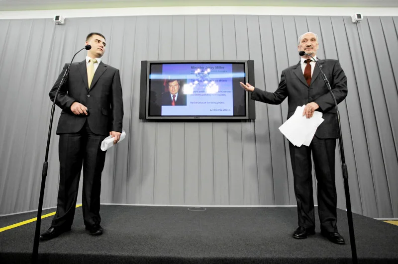 2011 rok, konferencja z udziałem Bartłomieja Misiewicza i Antoniego Macierewicza na temat odwołania Jerzego Millera ze stanowiska szefa komisji badającej katastrofę prezydenckiego Tupolewa.