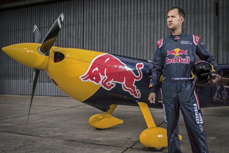 Łukasz Czepiela jako jedyny Polak lata w Red  Bull Air Race. Oprócz tego jest pilotem Airbusa, a po godzinach przeprowadza wywiady w... samolocie akrobacyjnym.