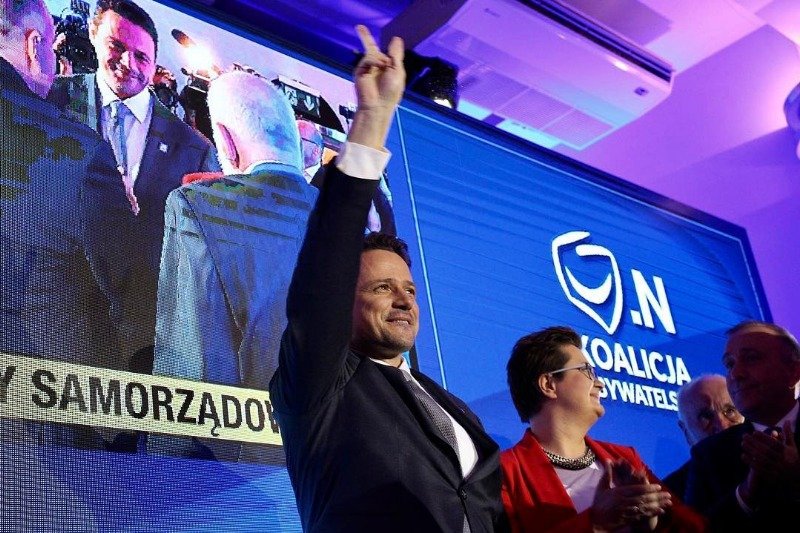 Rafał Trzaskowski od dzieciństwa przyjaźni się z Michałem Żebrowskim. Aktor pochwalił się wspólnym zdjęciem z podstawówki