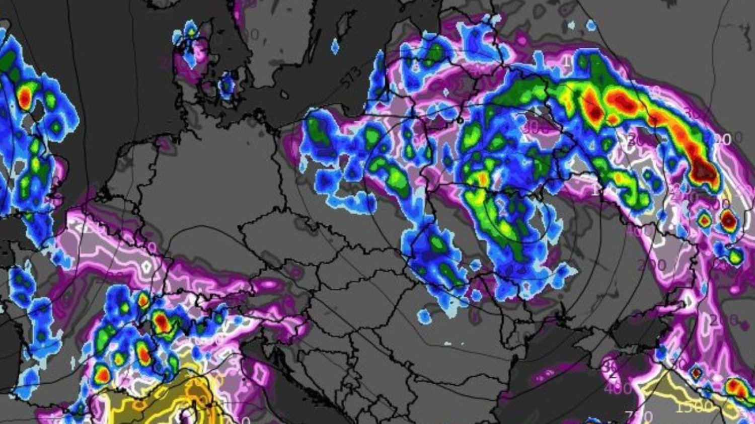 Pogoda nad Polską będzie niebezpieczna. W prognozach burze i ulewy Niebezpieczna pogoda nad Polską. W sobotę burze i ulewne opadu deszczu