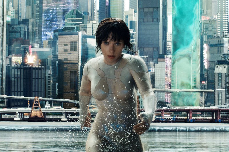 Wbrew obawom fanów Motoko, Scarlett Johansson nieźle radzi sobie w roli Major na tropie niebezpiecznego cyberprzestępcy.