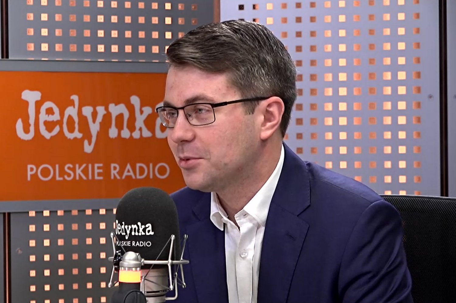 Piotr Mueller zapewnił w rozmowie z radiową Jedynką, że PiS nie wycofa się z kontrowersyjnego projektu o zniesieniu tzw. 30-krotności ZUS.