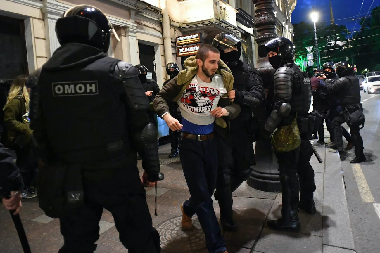 Po orędziu Putina Rosjanie wyszli zaprotestować. W sieci szukają sposobów na ucieczkę z kraju.