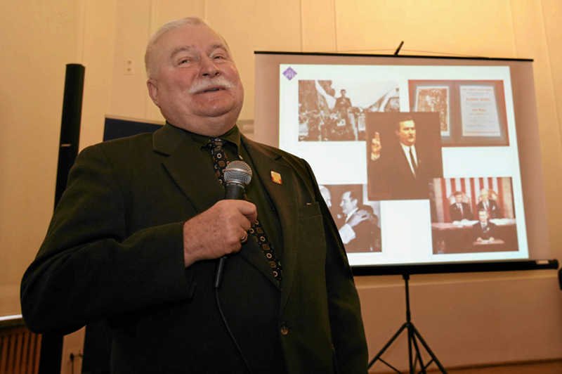 Robert Nowak pozwał Lecha Wałęsę za wypowiedź o homoseksualistach.