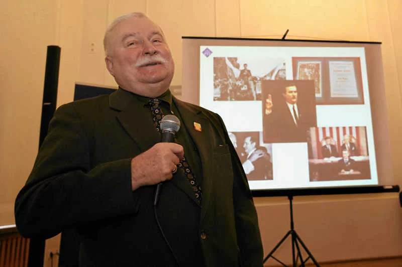 Robert Nowak pozwał Lecha Wałęsę za wypowiedź o homoseksualistach.