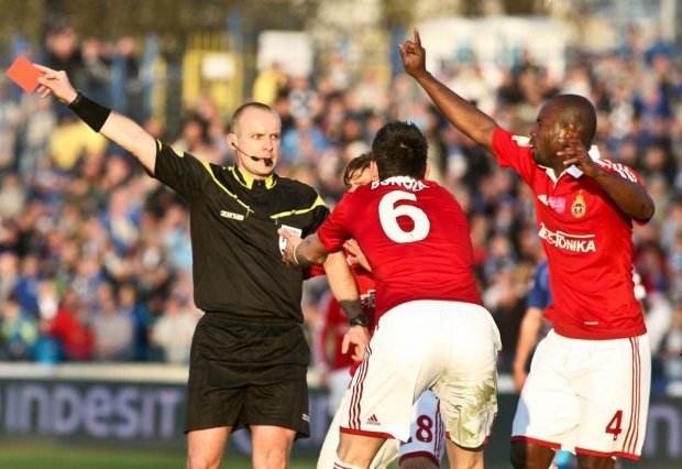 Polscy sędziowie wychodzą z cienia. Nie boją się podejmować trudnych decyzji na boisku, tak jak w tym przypadku Szymon Marciniak