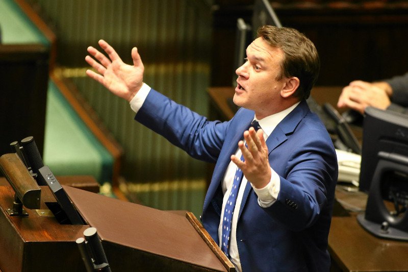 Dominik Tarczyński nie przerywa kąśliwych komentarzy w stronę Janusza Schwertnera z Onet.pl.